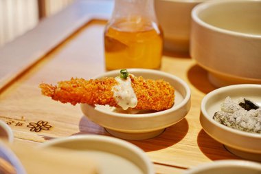 Küçük bir kasede altın bir tempura yakın