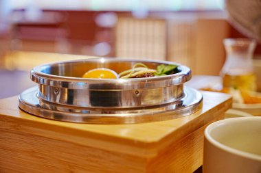 Lezzetli Kore çömleği pirinçli ve çiğ yumurtalı.