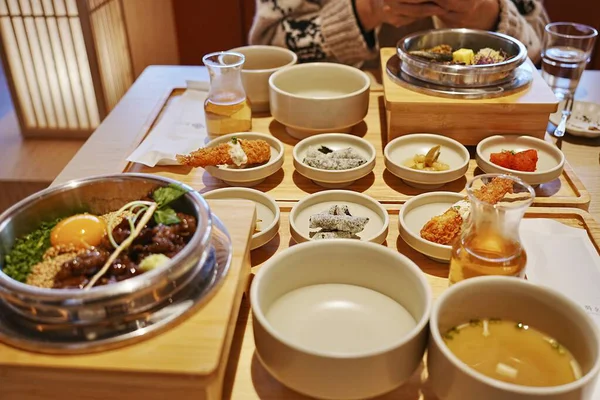 Bir masa dolusu Kore esrarı pilavı ve bir sürü yemek.