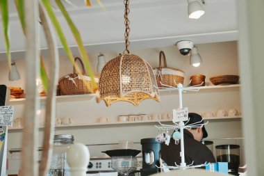 Doğal malzemelere ve rahat atmosfere önem veren bir kafe..