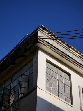 Mavi gökyüzüne karşı yapının köşe görünümü