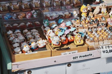 Masada gösterilen renkli seramik biblolar