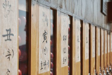 Meyve dolu kavanozları gösteren ahşap dolaplar.