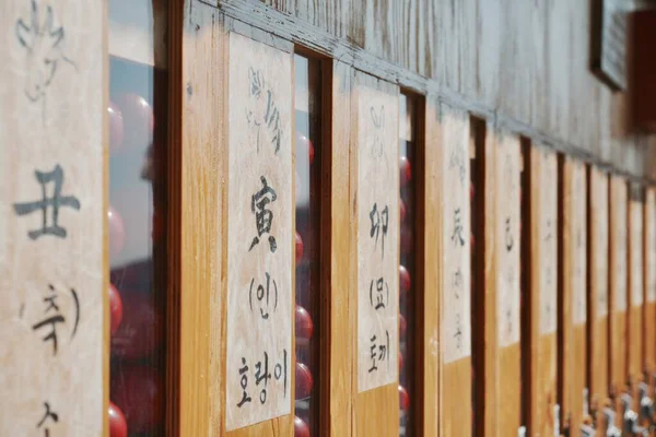 Meyve dolu kavanozları gösteren ahşap dolaplar.