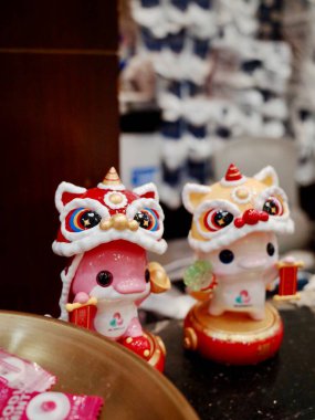 Geleneksel şapkalar takan renkli figürler.