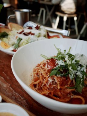 Beyaz kâsede garnitürlü spagetti.