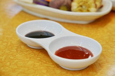 İçinde farklı soslar olan iki küçük kase.