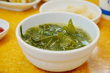 Bir kase yeşil yosun çorbası.