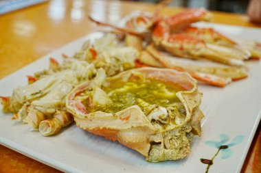 Beyaz tabakta servis edilen taze yengeç