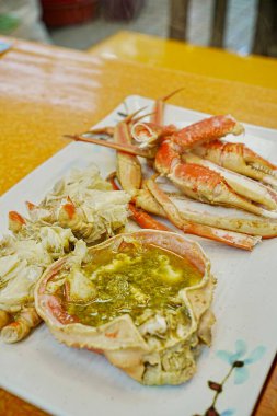 Beyaz tabakta servis edilen taze yengeç