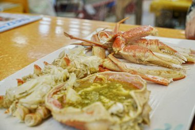 Yengeç bacağı ve et tabağı.