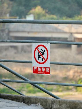 Metal parmaklıkların yanında atış işareti yok.