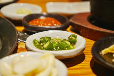 Tabakta yeşil biber dilimleri