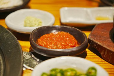 Masada çeşitli soslar ve baharatlar var.