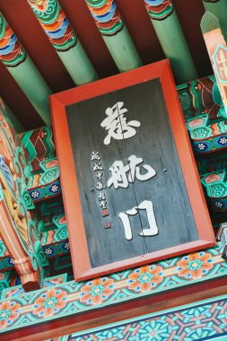 Binadan sarkan renkli geleneksel tabela