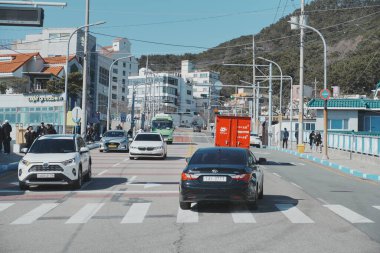 Kentsel cadde kavşağından geçen arabalar