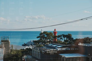 Sakin mavi okyanusun yanındaki deniz feneri manzarası