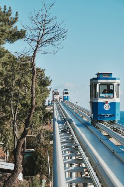 Cheongsapo, Busan, Güney Kore - 4 Kasım 2024: Haeundae Mavi Hat Parkı 'ndaki Gökyüzü Kapsülü dört koltuklu romantik bir kapsül tren.