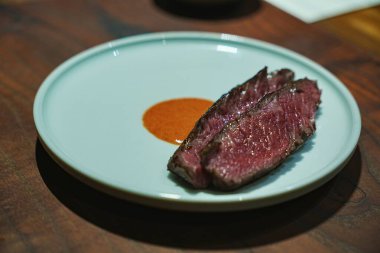 Beyaz tabakta et dilimleri