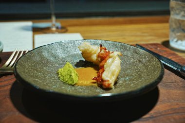 Sos ve garnitürle kaplanmış deniz ürünleri.