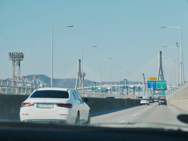 Köprü yakınındaki otoyolda giden arabalar