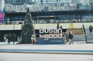 İnsanlar Noel ağacı vitrininde yürüyorlar