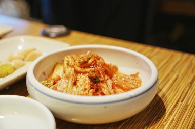 Masada servis edilen bir kase kimchi.