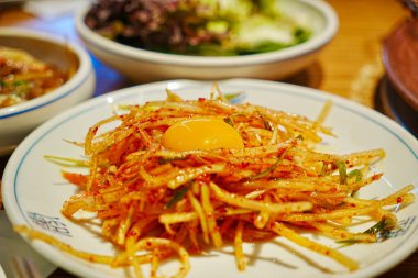 Üstünde yumurta sarısı olan renkli bir salata.