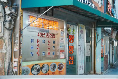 Çeşitli işaret ve menüleri gösteren depolama penceresi