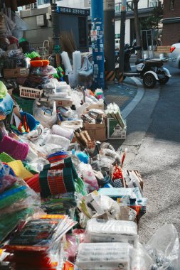 Kaldırımda rengarenk ürünler var.