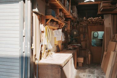 Alet ve malzemelerle dolu ahşap atölyesi