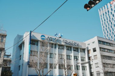 Açık mavi gökyüzünün altında dış yapı inşa ediliyor