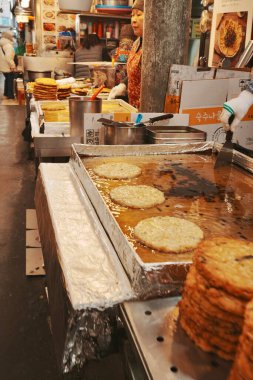 Metal tepsilerde sergilenen kızarmış atıştırmalıklar.