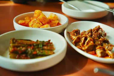 Üç küçük kase Kore mezesi.