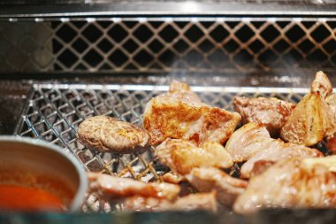 Izgarada ızgara et ve sos.