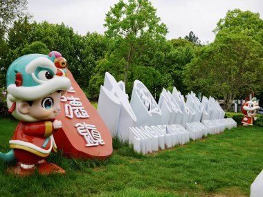 Büyük işaretin yakınındaki renkli çizgi film karakterleri