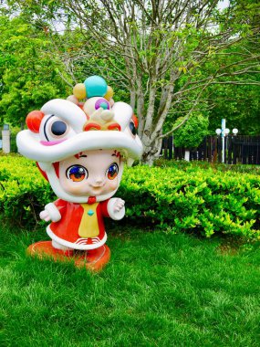 Çalıların yanında duran renkli çizgi film karakteri