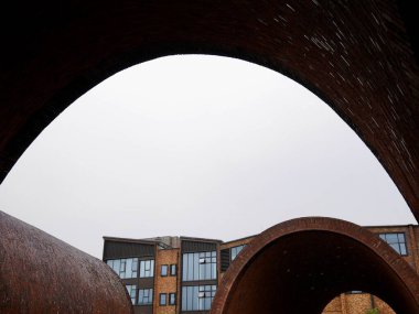 Gri gökyüzü altındaki eğri mimari yapılar