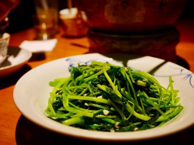 Tabakta taze yeşil sebzeler var.