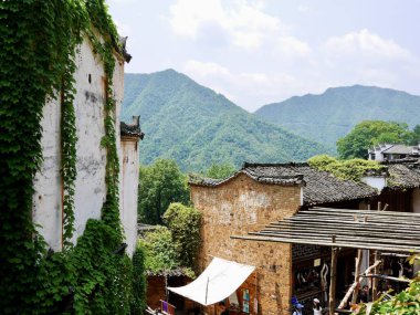 Yeşil dağlarla çevrili eski binalar