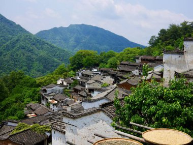 Yerleşik dağların geleneksel köy manzarası