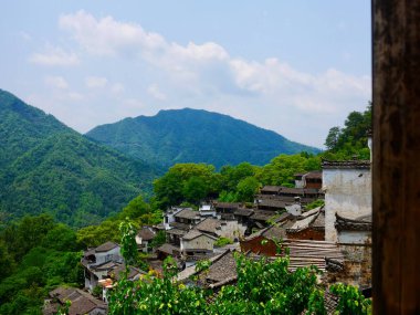 Dağların ve köyün çatılarının manzarası