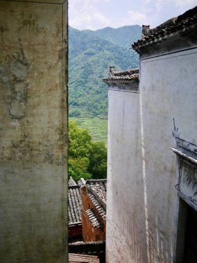 Arkadaki iki eski binanın arasına bak.