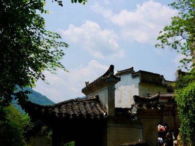 Mavi gökyüzü ve bulutlar altında geleneksel mimari