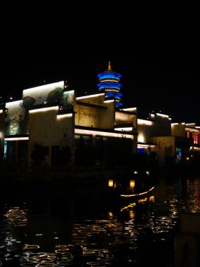 Suyu yansıtan aydınlık binalar