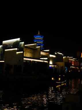 Aydınlatılmış binalar karanlık suları yansıtıyor