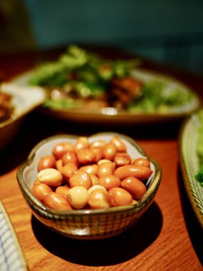 Kavrulmuş fıstıkla dolu bir kase.