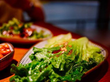 Tahta masada servis edilen taze yeşil marul.