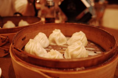 Bambu sepetine yerleştirilmiş buğulanmış börekler.