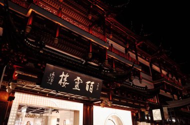 Geceleri ışıklı bina cephesi